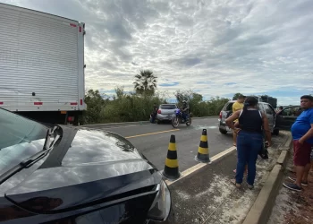 Acidente na PI-113 em José de Freitas envolvendo um caminhão e três carros de passeio
