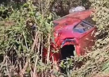 Veículo capota na PI-113 em José de Freitas