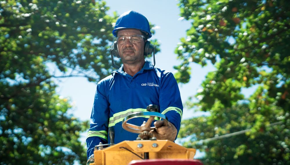 Trechos da avenida Joaquim Ribeiro em Teresina recebem obras de esgotamento sanitário