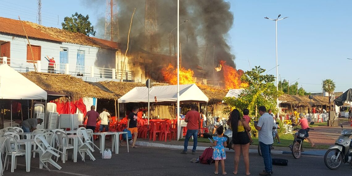 Um incêndio destruiu várias barracas no centro de José de Freitas