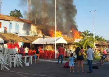 Um incêndio destruiu várias barracas no centro de José de Freitas