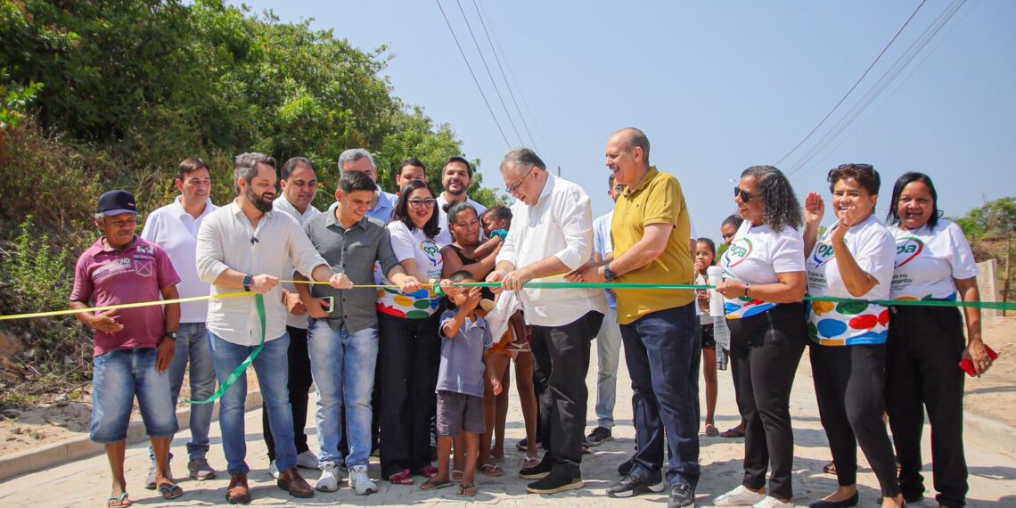 Governo do Estado entrega 3,3 mil metros de calçamento em Parnaíba através do OPA