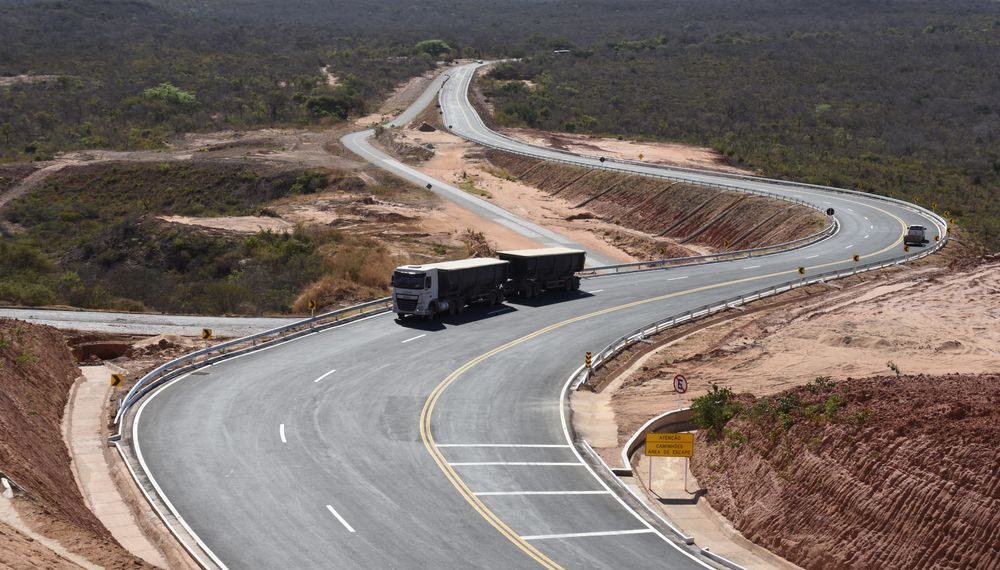 Caminhoneiros e produtores comemoram melhor trafegabilidade na BR-135 e Serra do Quilombo