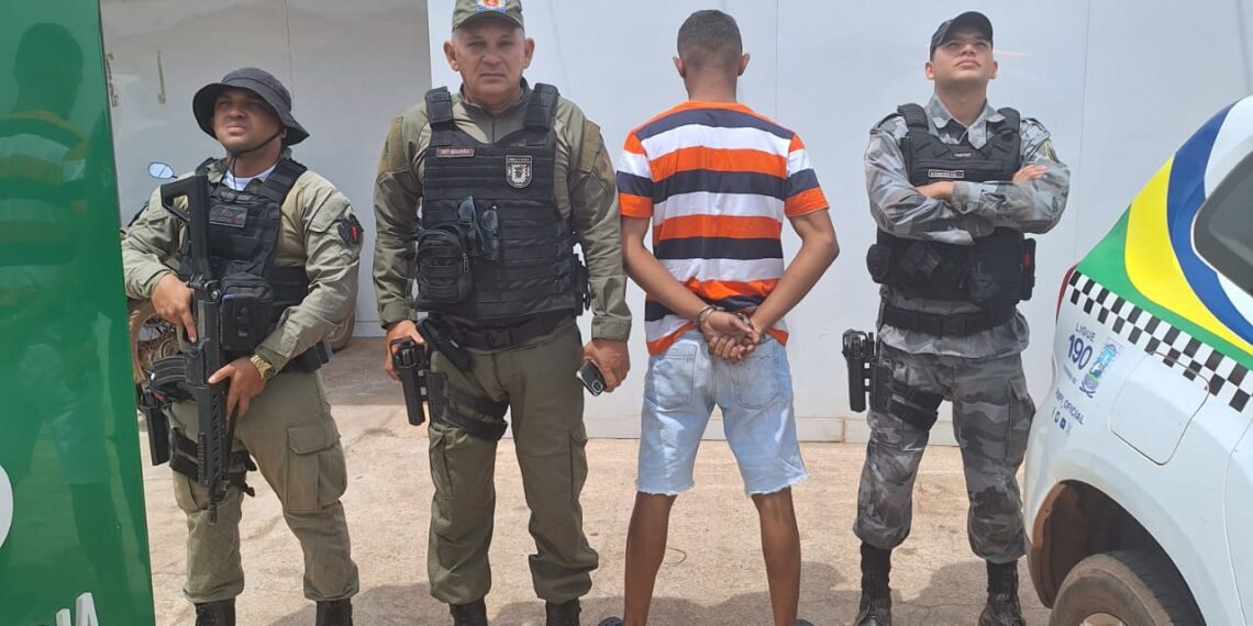 Jovem é preso em José de Freitas após descer de ônibus portando crack e cocaina