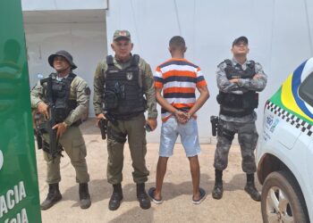 Jovem é preso em José de Freitas após descer de ônibus portando crack e cocaina