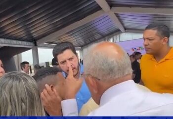 Deputado Jadyel Alencar e Dr. Pessoa discutem durante evento em Teresina