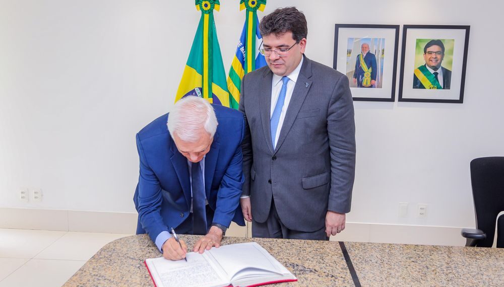 Governador Rafael Fonteles transmite cargo para cumprir missão oficial em Portugal