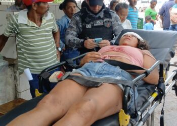 Homem agride mulher com um facão em praça no centro de José de Freitas-PI