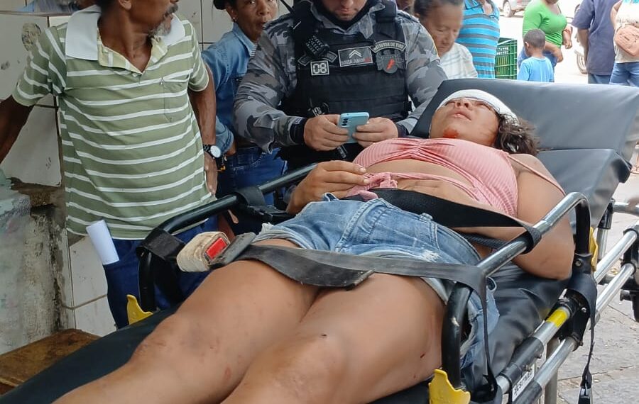 Homem agride mulher com um facão em praça no centro de José de Freitas-PI