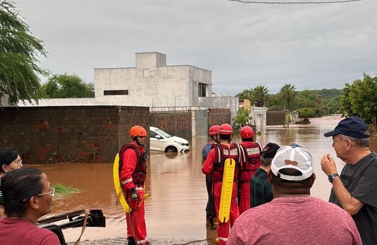 Bombeiros, Defesa Civil e outros órgãos do Estado montam força-tarefa para atender atingidos pelas chuvas em Picos