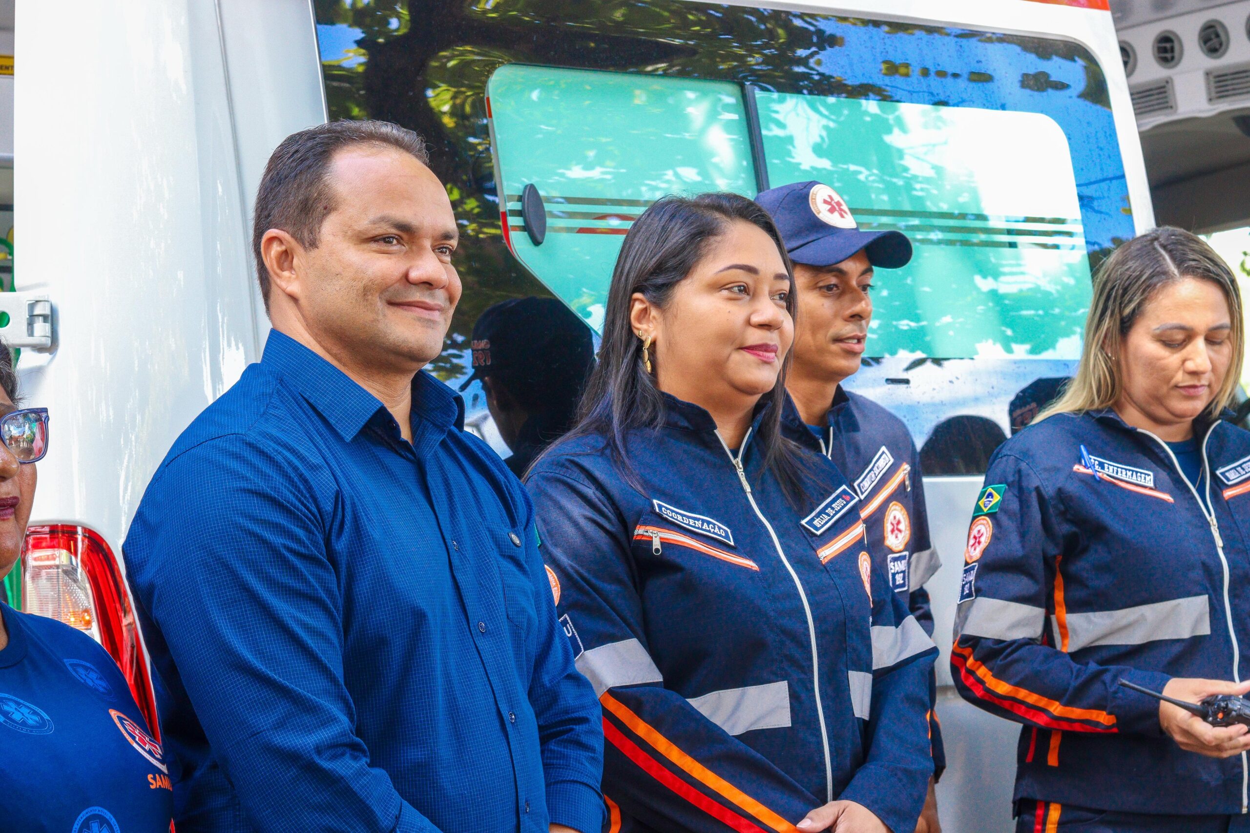 Prefeito Pedro Gomes entrega nova ambulância para o SAMU