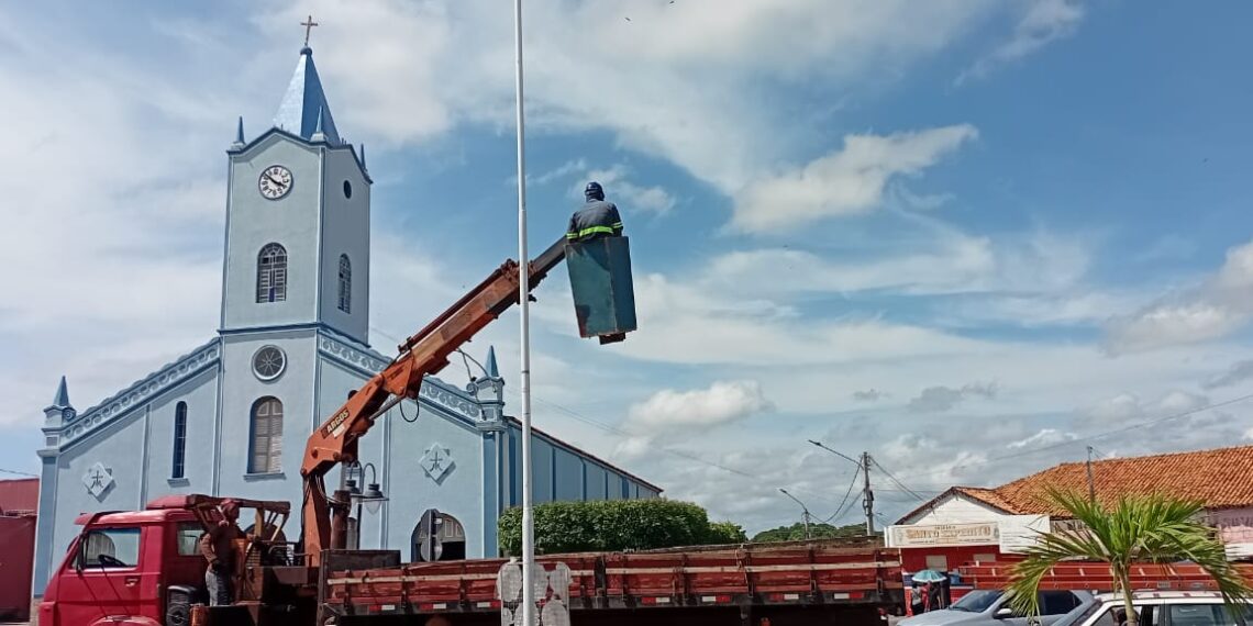 Prefeitura de José de Freitas realiza manutenção na iluminação da Praça Central.