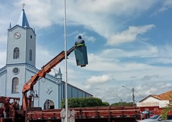 Prefeitura de José de Freitas realiza manutenção na iluminação da Praça Central.