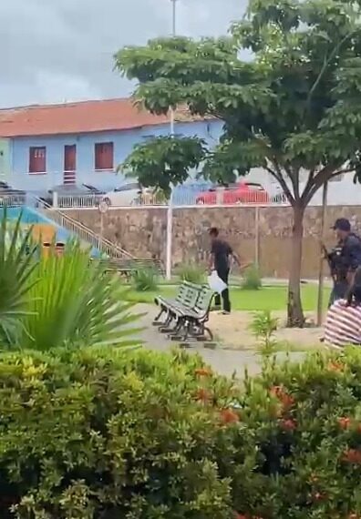 Homem armado com uma faca tenta atacar pessoas no centro de José de Freitas