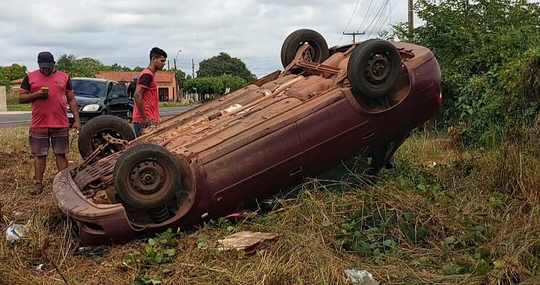 Acidente é registrado na PI-113, zona urbana de José de Freitas; veículo capota após manobra brusca