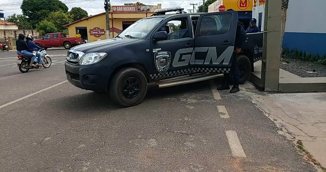 Homens são presos acusados de roubar motocicleta em José de Freitas