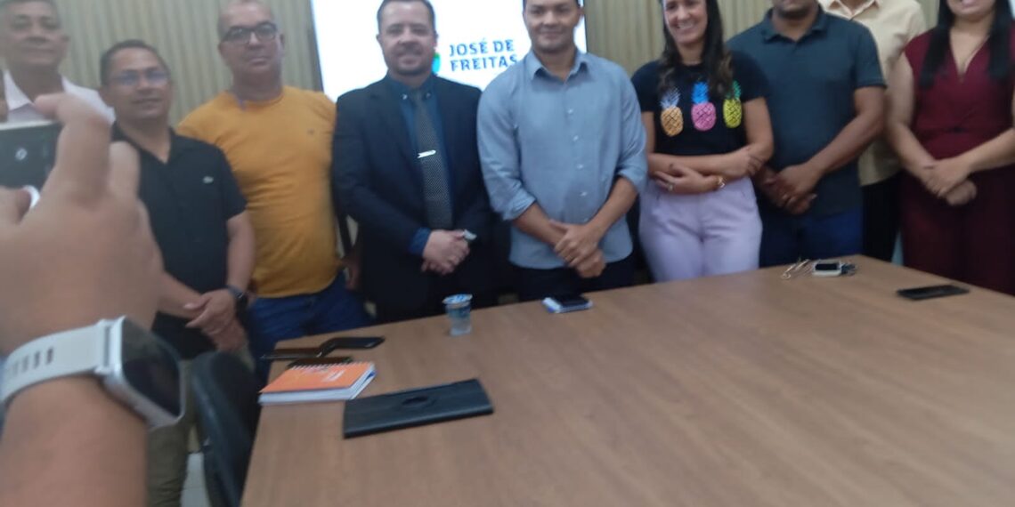 Prefeito Pedro Gomes se reúne com Águas do Piauí para cobrar soluções no abastecimento de água