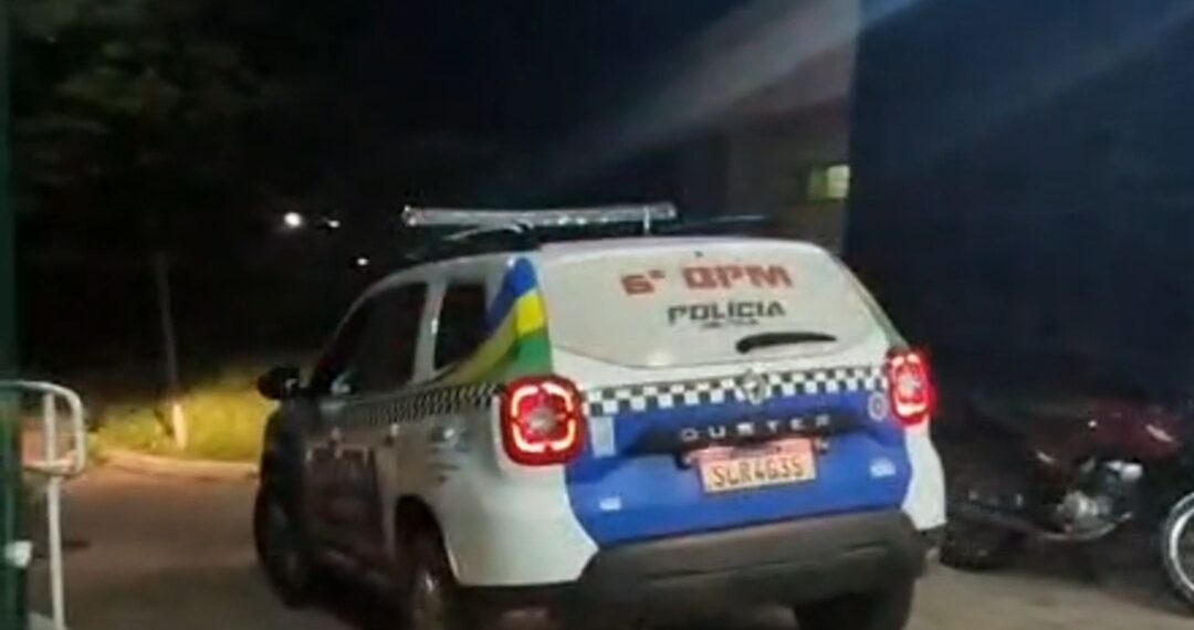 Jovem é atacado por três homens e esfaqueado no pescoço em José de Freitas