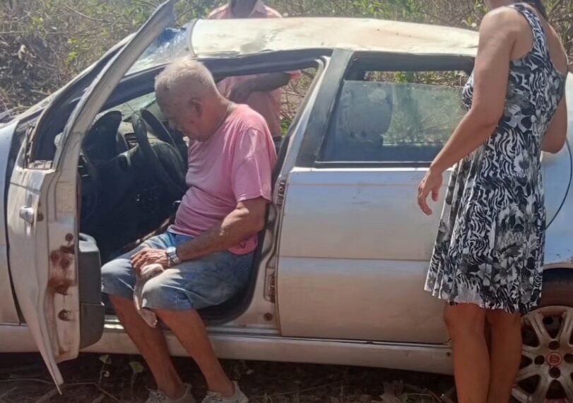 Casal fica ferido após carro cair em riacho na zona rural de José de Freitas