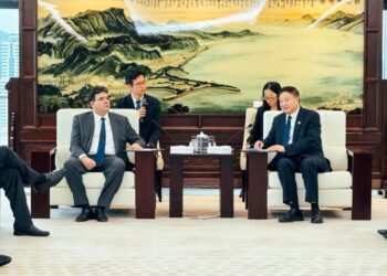 Rafael Fonteles firma acordo na China para instalação de fábrica de equipamentos de fibra óptica no Piauí