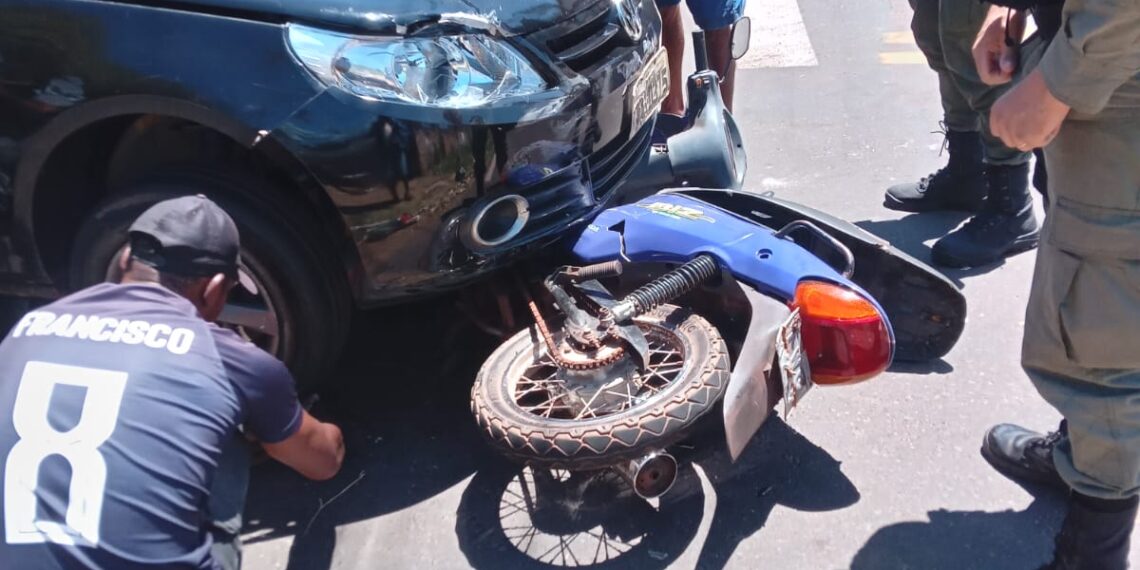 Acidente entre carro e motocicleta é registrado no centro de José de Freitas