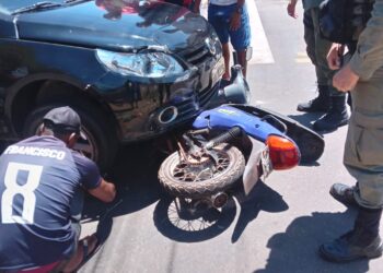 Acidente entre carro e motocicleta é registrado no centro de José de Freitas