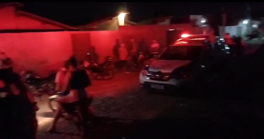 Jovem de 17 anos é morto a tiros na Rua Regina Santana, em José de Freitas