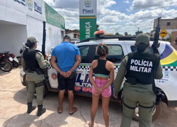 Polícia Militar prende duas pessoas e apreende drogas durante operação no bairro São Pedro, em José de Freitas.