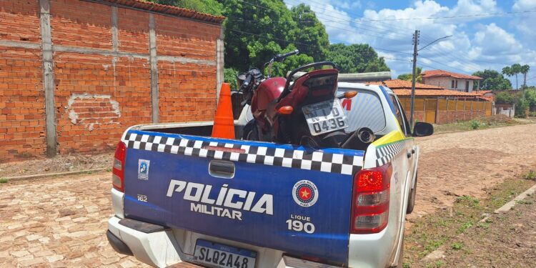 Polícia Militar recupera moto roubada há 8 anos e conduz envolvidos à Delegacia de União