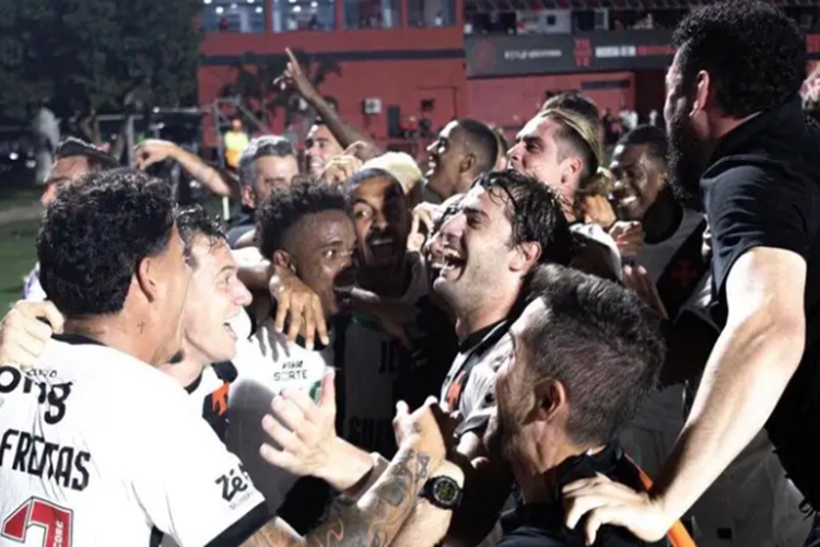 Vasco derruba o Vitória e vai encarar Palmeiras na semifinal