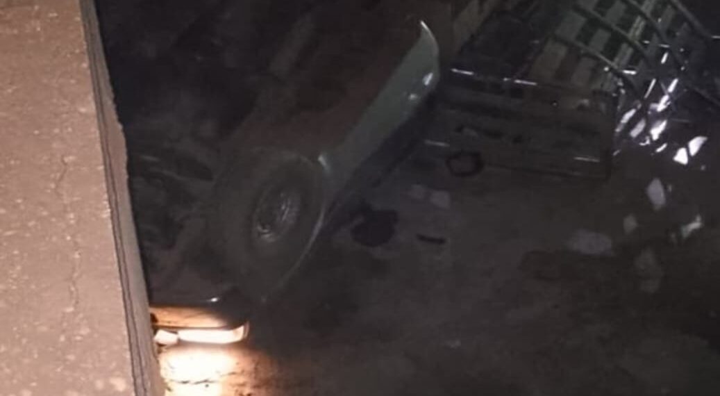 Caminhão cai de ponte sobre o Rio Maratoan na comunidade Pai Luís, em José de Freitas