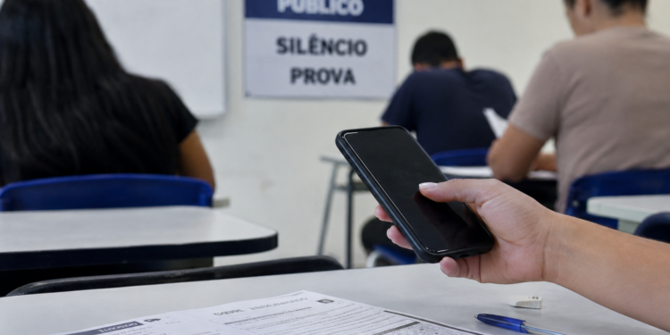 Candidata denuncia irregularidade após mulher usar celular em concurso de Altos