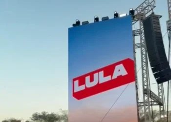 Helicóptero do bolsonarista Tiago Junqueira sobrevoa evento de Lula em Teresina